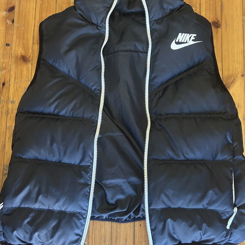 Nike Windrunner Reversible Puffer Vest Size M like new, black and white