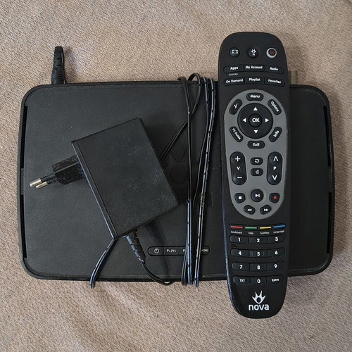 Nova Arris DZS3001FN satellite decoder used with power supply and remote