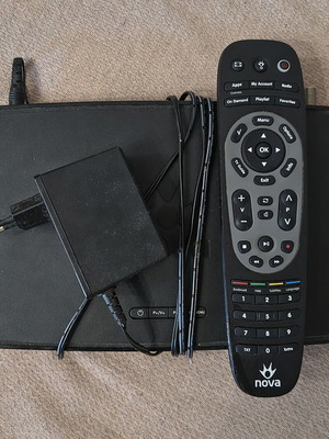 Nova Arris DZS3001FN satellite decoder used with power supply and remote