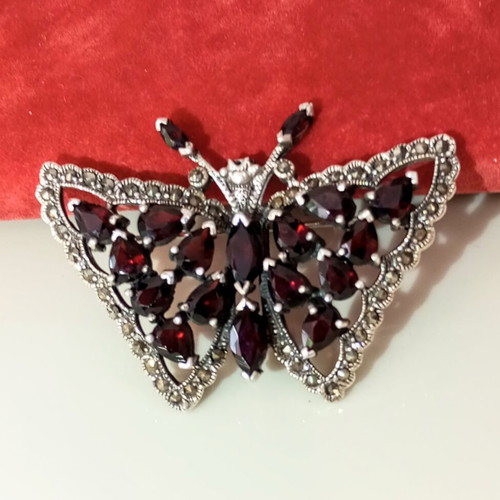 Silver brooch 925 with garnets like new