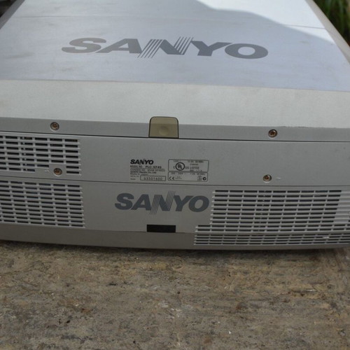 Προβολέας Sanyo καινούργιος, πολύ μεγάλος για επιφάνειες