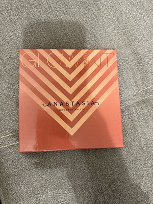 Anastasia Beverly Hills Glow Kit like new
