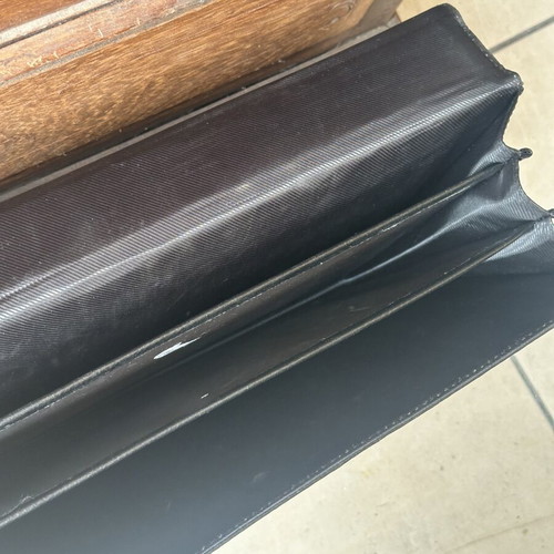 Business Briefcase black like new with lock and keys