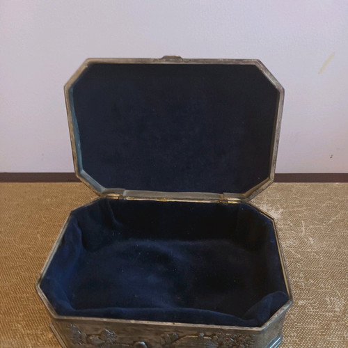 Embossed jewelry box 15x10x6 cm like new