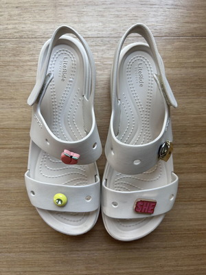 Crocs Brooklyn 4U women's platform sandals with Jibbitz charms, beige