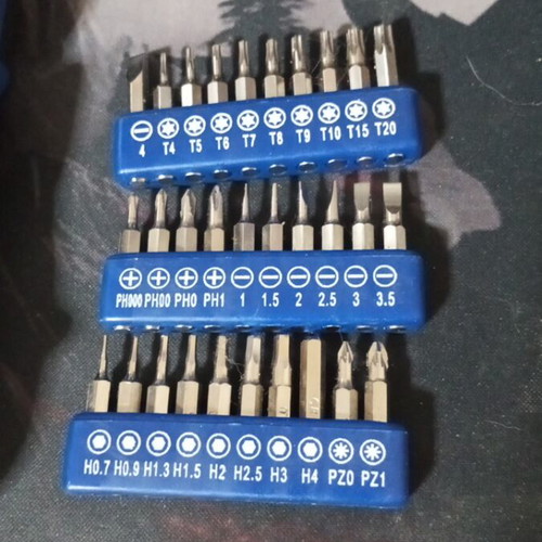Precision screwdriver set 32 pieces new with extra spare bits
