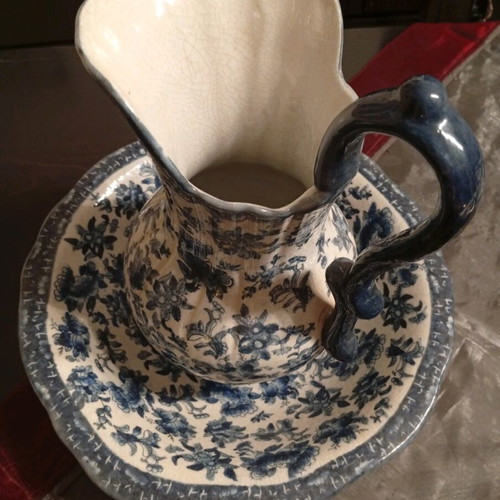 Blue and white porcelain plate and jug like new