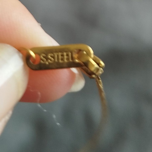 Necklace pendant like new, gold color