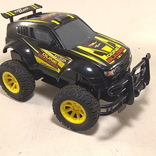 Fast Gearz Dune Blazer Remote Control Car 1:18 Like New with 2 Controllers