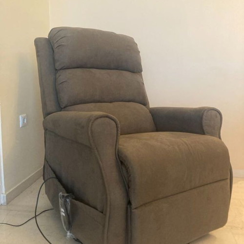 Reclining electric armchair used with 2 motors