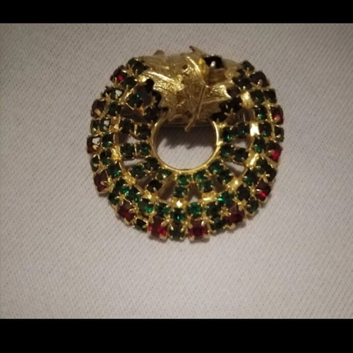 Vintage Christmas pin like new, multicolored, gold tone