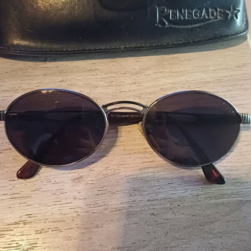 Renegade sunglasses like new, black 9Five