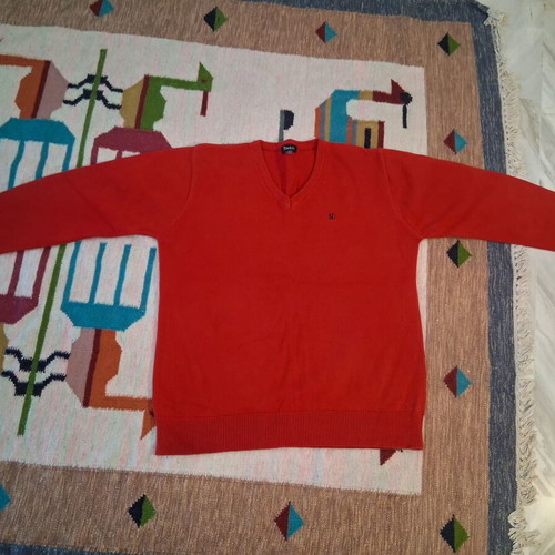 Red pullover used, size M