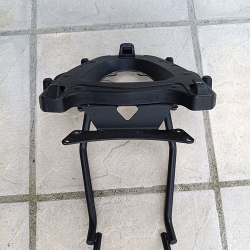 Givi rack with top case base like new