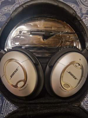 Bose QuietComfort 15 noise cancelling wired headphones