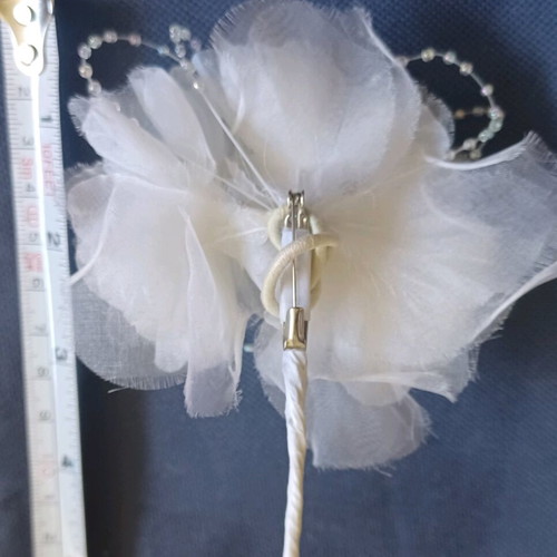 Accessory pin in good condition, white