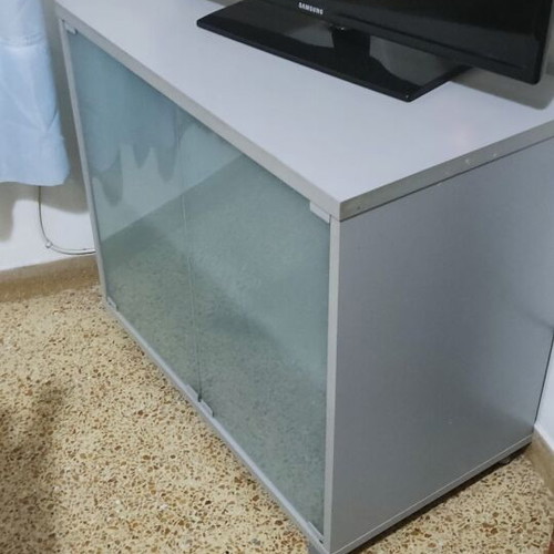 TV stand like new with wheels and sandblasted glass 80x45