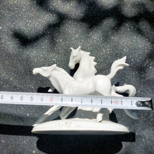 Horse figurine like new, white