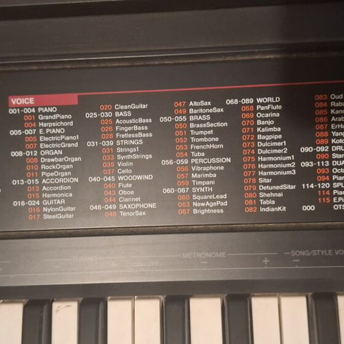 Yamaha PSR F51 keyboard like new with stand