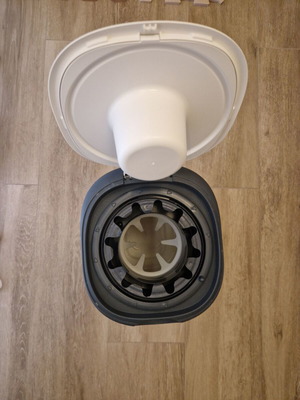 Diaper disposal bin like new with rotating opening