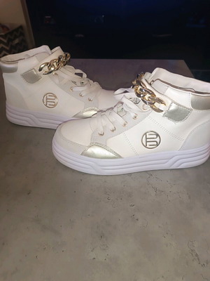 Bagatt Blu ankle boots size 39 like new, white with gold chain