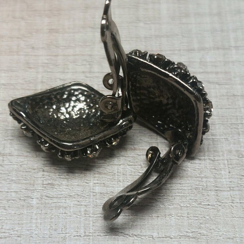 Vintage Faux bijoux clips like new, small silver with rhinestones