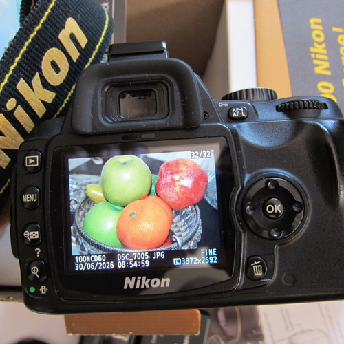 Nikon D60 DSLR Camera Kit DX Format 10.2MP with VR 18-55mm Lens like new