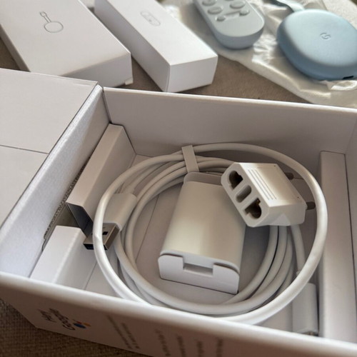 Google Chromecast with Google TV 4K limited edition like new