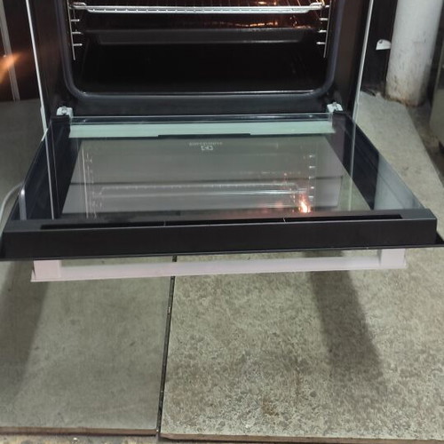 Electrolux Ceramic Stove like new, fully functional with two trays
