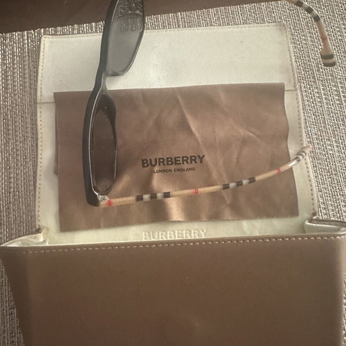 Burberry sunglasses like new with case and cleaning cloth, black and beige