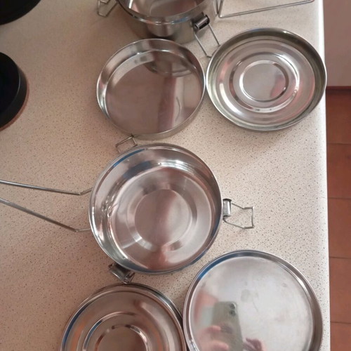 Metal food containers like new, airtight with plate