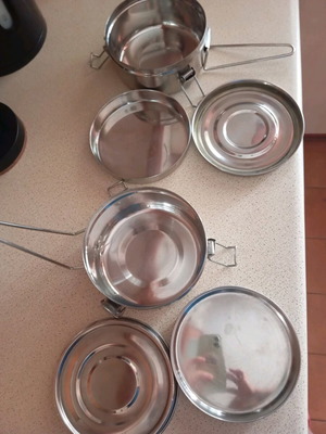 Metal food containers like new, airtight with plate