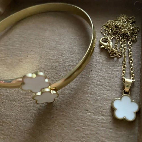 Women's bracelet and necklace set like new, gold color