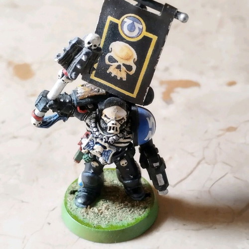 Warhammer 40K Chaplain Ultramarines figure like new, metal collectible