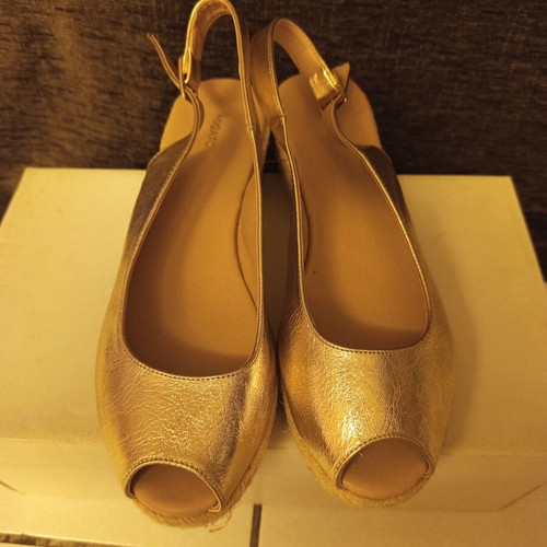 Migato women's platform sandals size 39 like new, gold