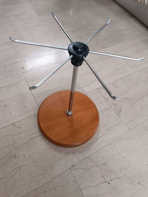 Rotating stand 32cm diameter like new with wooden base
