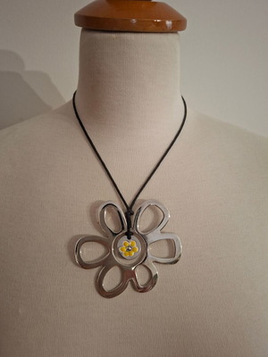 One Size Necklace with Flower in Like New Condition