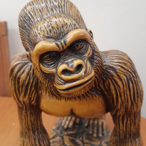 King Kong decorative gorilla sculpture like new, resin faux wood effect