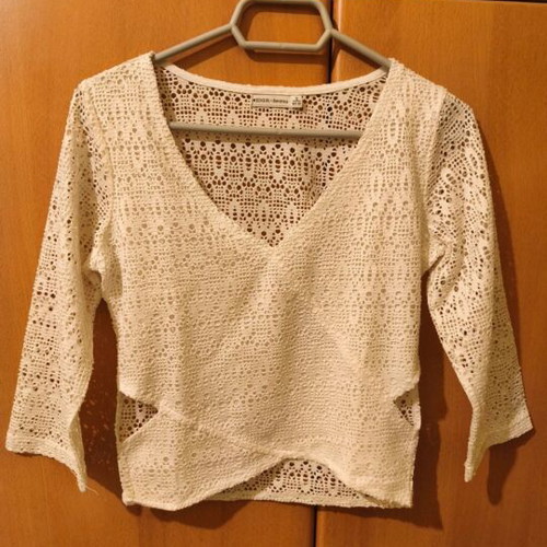 Bershka white top size S like new with V neck and knitted texture