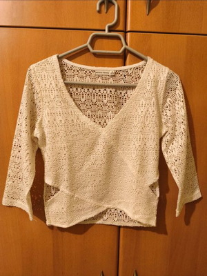Bershka white top size S like new with V neck and knitted texture