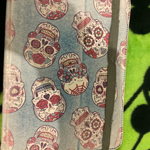 Tablet case like new with skull design