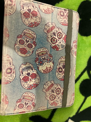 Tablet case like new with skull design