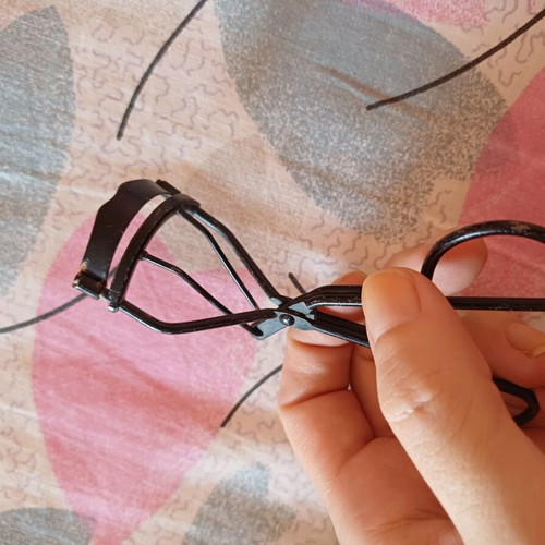 Eyelash Curler used