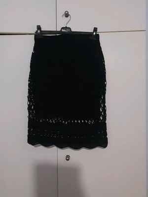 Kendall & Kylie midi black skirt like new, small size