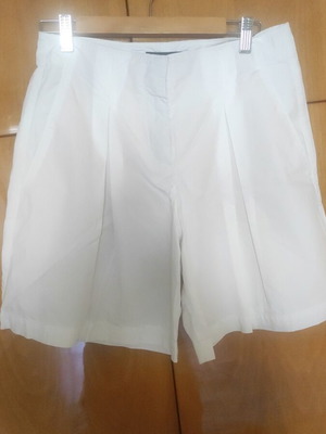Marc Cain summer shorts like new, white cotton, pleated
