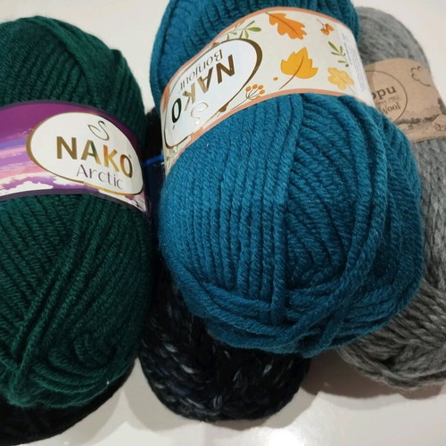 Knitting yarn new, pack of 5 pieces