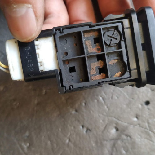 Fuel Tank Button 15A492 used, Lexus RX II XU30