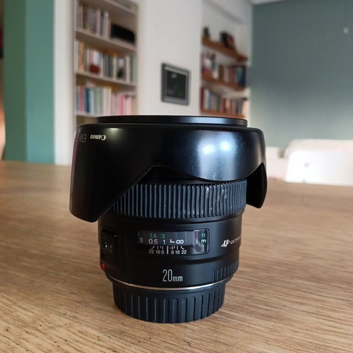 Canon 20mm 1:2.8 USM lens like new with UV filter and Parasoileil