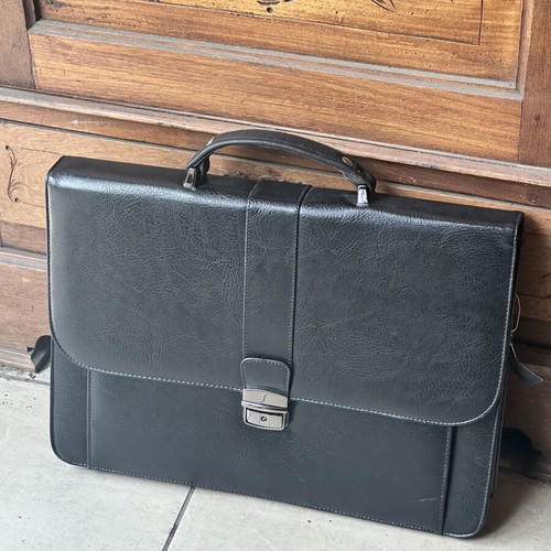 Business Briefcase black like new with lock and keys