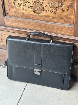 Business Briefcase black like new with lock and keys
